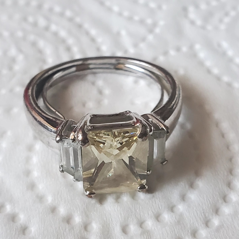 The Set Of 4 Rings. 2 - Size 8 And 2 - Stretch Rings. Unbranded. View 3